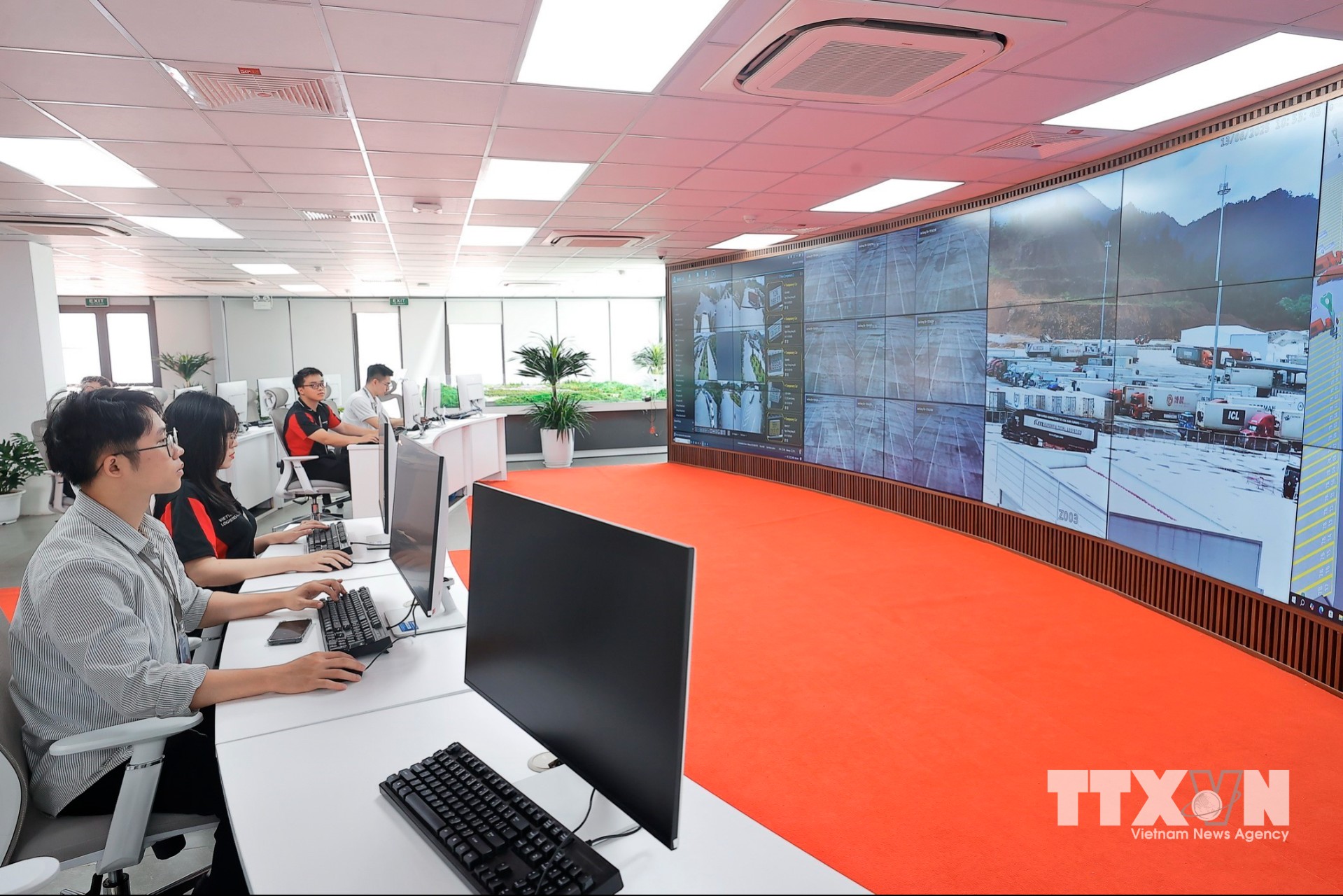 Trung tâm điều hành NOC tích hợp giải pháp số hóa toàn diện để giám sát và điều phối mọi hoạt động tại công viên. (Ảnh: Minh Quyết/TTXVN)